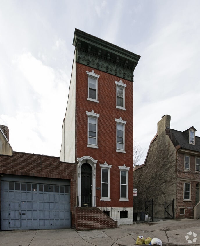 Building Photo - 136-138 Race St