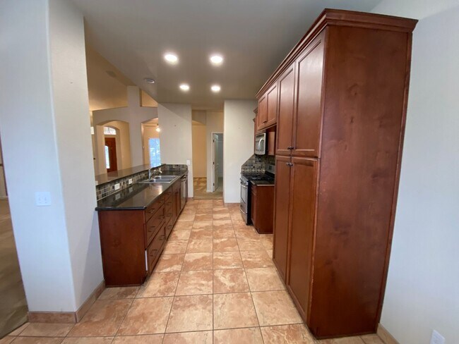Building Photo - Tulare home Available Now!