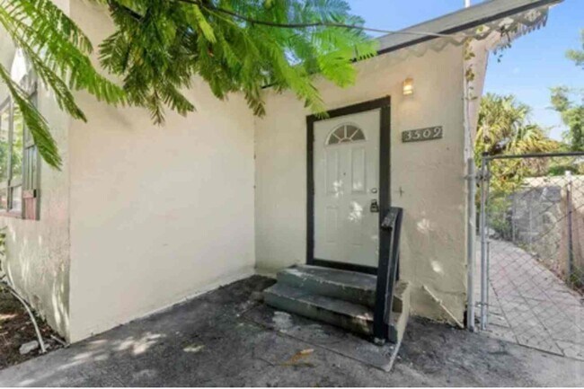 Building Photo - 3509 Pinewood Ave