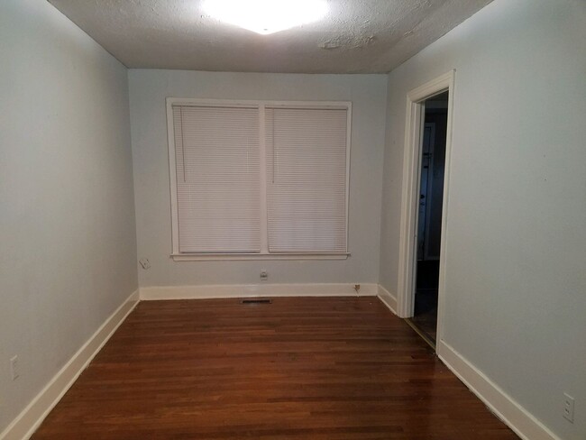 Building Photo - Great Find in Hillcrest! 2BR & 1 BA