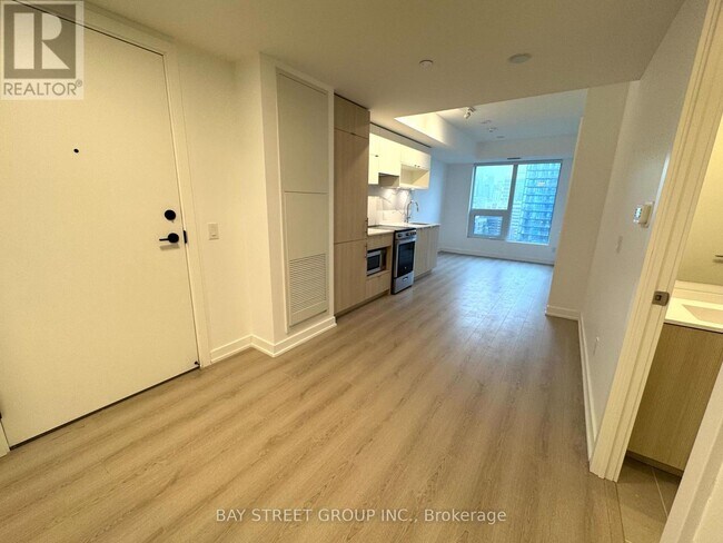 Photo du bâtiment - 100 Queen St E