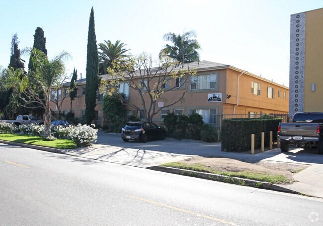 Building Photo - 6566 W Fountain Ave
