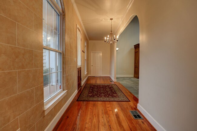 Building Photo - 5-bedroom, 4-bathroom in Rock Creek subdiv...