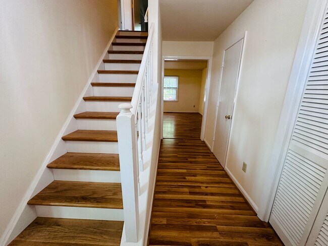 Building Photo - 3 Bedroom 2.5 Half Bath Townhouse