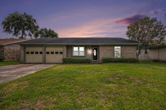 Building Photo - 2801 Westbury Ln