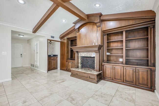 Foto del edificio - Beautiful House with 4 bed - 2 baths - office & covered big Jacuzzi