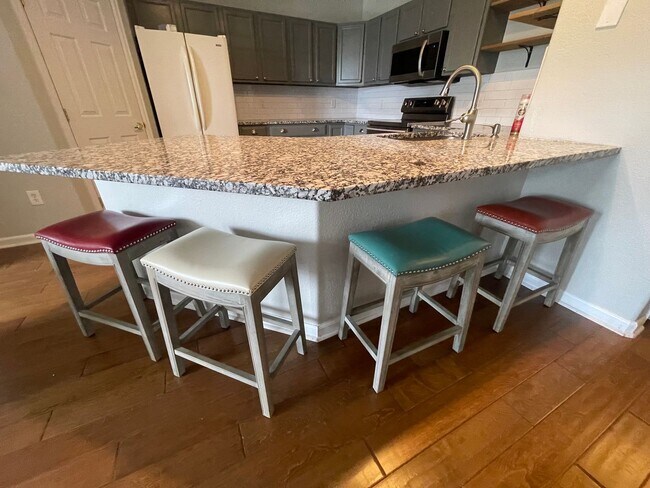 Foto del edificio - Charming 2 bedroom/ 2-bathroom unit in Castleview Condominium complex- Great location - 1 car gar...