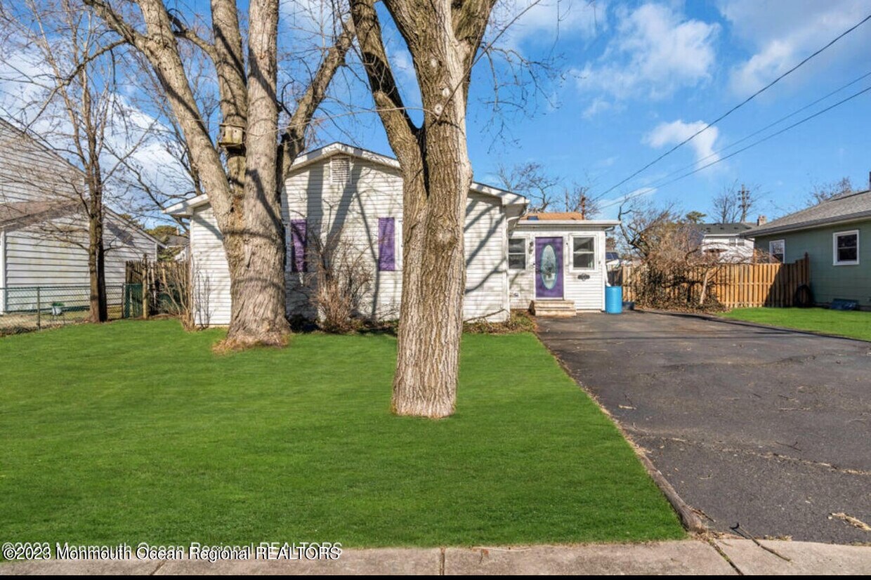 Primary Photo - 703A Oak St