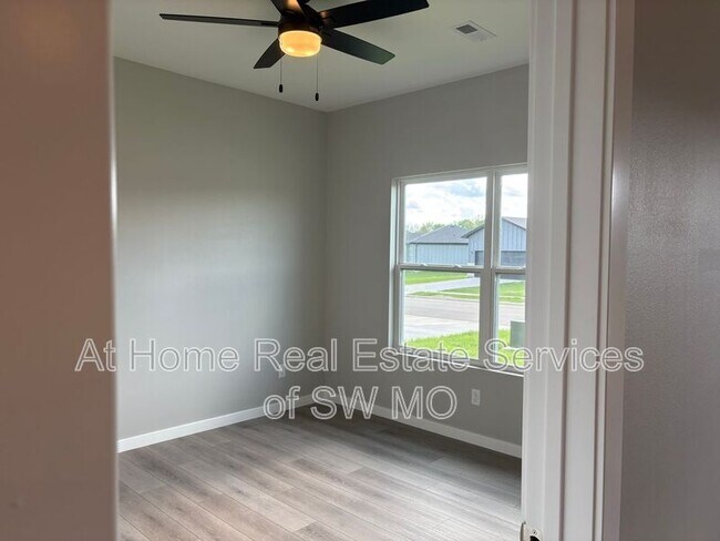 Foto del edificio - 1352 S Shayla Ave