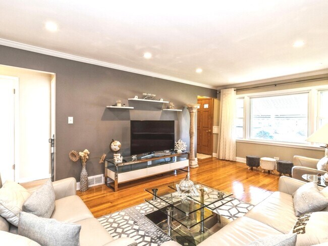 Foto del edificio - 4901 N Clifton Ave