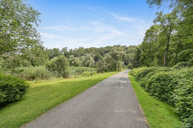 Building Photo - 777 Armonk Rd