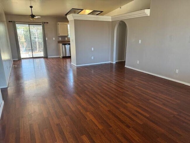 Building Photo - Cute 3 Bedroom 2 Bath 2 Car Garage Home in "Prescott Valley"