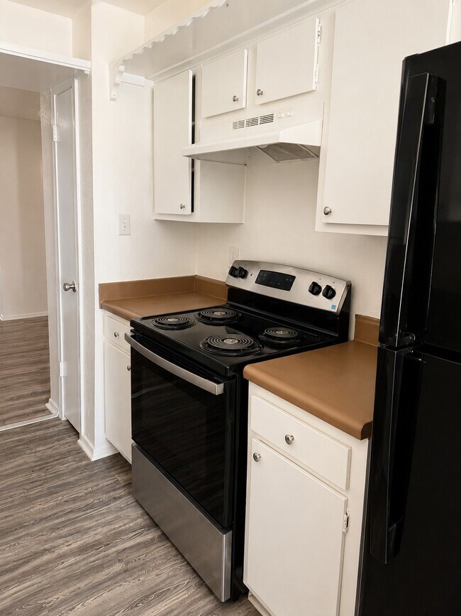 Kitchen /w Electric Stove Top Oven - 6200 W Tidwell Rd