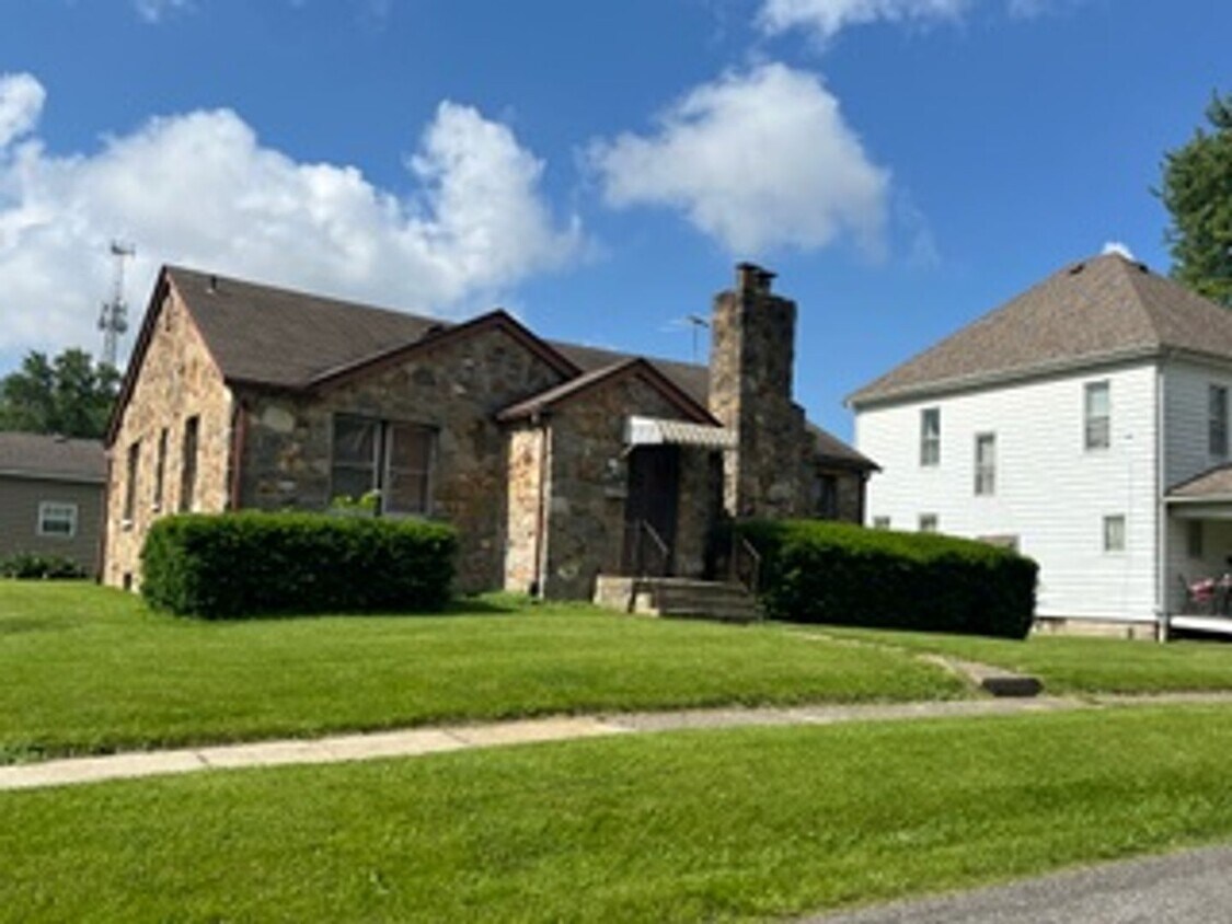 2 Bedroom House in Troy with Washer/Dryer Hookups and Storage Basement!! - 2 Bedroom House in Troy with Washer/Dryer Hookups and Storage Basement!!