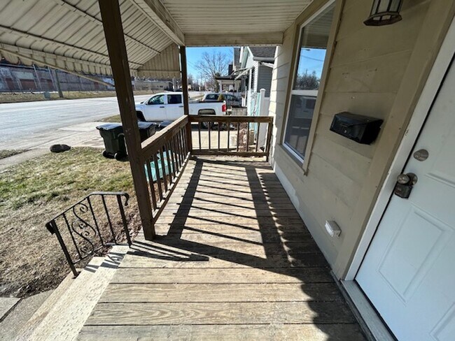 Building Photo - 4 Bed - Bedroom , Bathroom and Laundry on First Floor