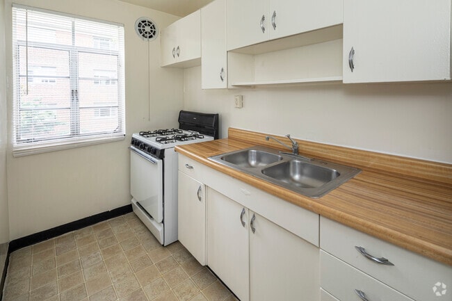 1br, 1ba- 678sf - Hillwood Manor Apartments