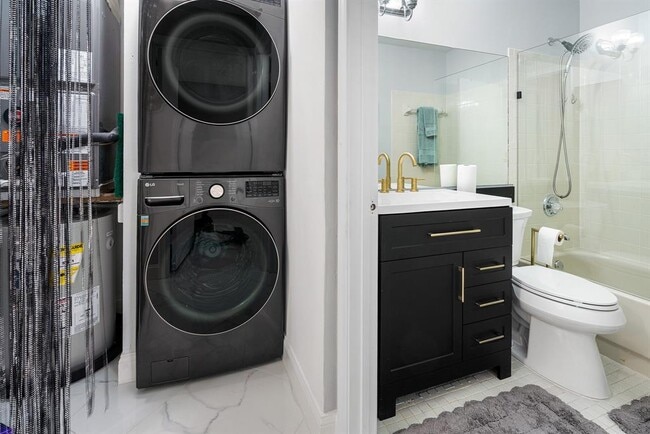 Building Photo - 3068 S Oakland Forest Dr