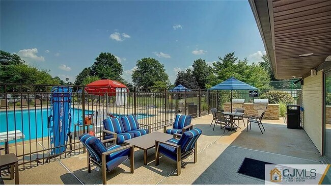 POOL - 324 Bromley Plz