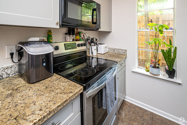 3BR, 2BA Townhouse - 1,217SF - Kitchen - Woodland Trace Apartments