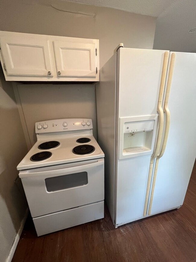 Building Photo - 2 bed 1 bath duplex