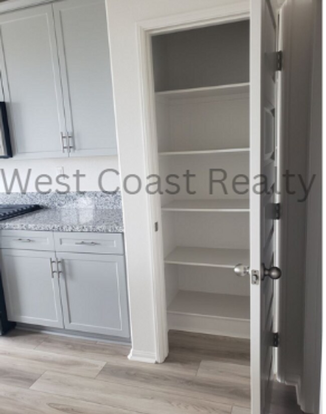Building Photo - AMAZING 2 STORY, 3 BED AND 2.5 BATH TOWNHO...