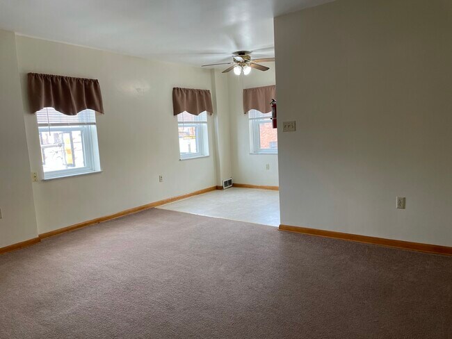 Sala de estar - 63 W Pike St