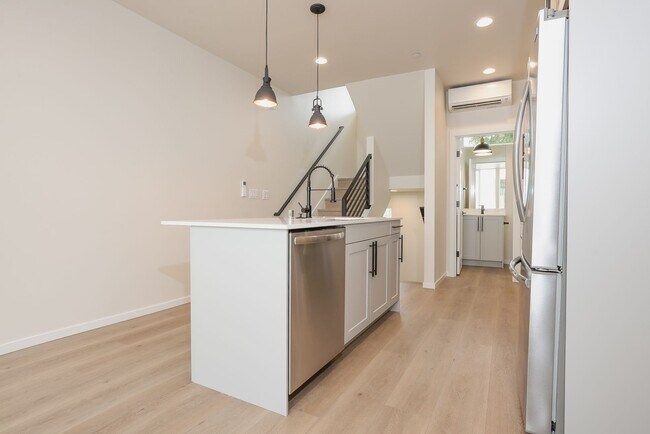 Foto del edificio - One year old townhome