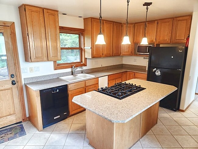 Building Photo - Private Pinebrook Estates Home