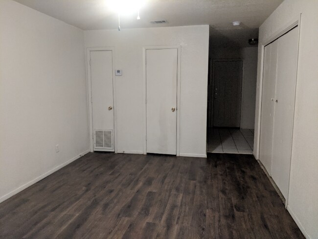 Foto del edificio - 1110 Leslie Cir