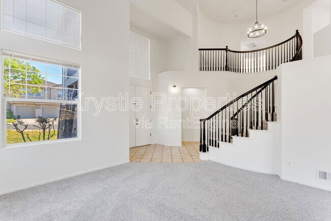 Foto del edificio - 35 Goldfinch Dr