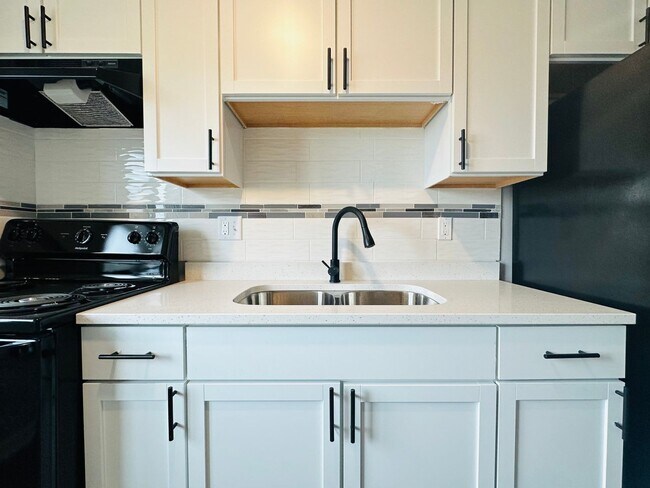 Foto del edificio - Experience Luxury Living at Bellagio Living I: Modern Apartments in Lawrence, Indiana