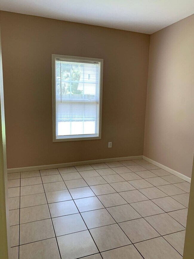Foto del edificio - Charming 3BR/2.5BA Two-Story Home with Fenced Backyard