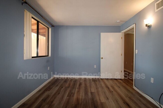 Foto del edificio - 350 N Silverbell Rd