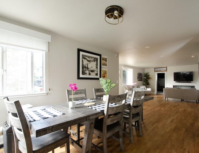 Photo - OLD TOWN LOUISVILLE 2 Bed 1 Bath CHARMER-$500 Off First Month's Rent! House