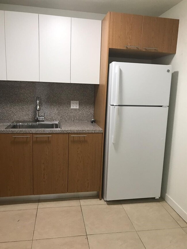 Building Photo - 15201 NE 6th Ave