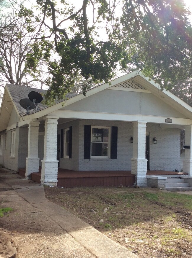 Building Photo - 3 bedroom 1 bath in the Highland's Histori...