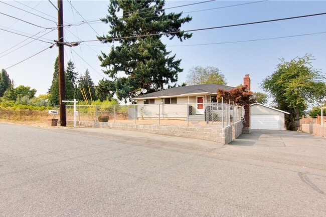Daylight basement unit in a quiet residential neighborhood - 4300 S 140th St