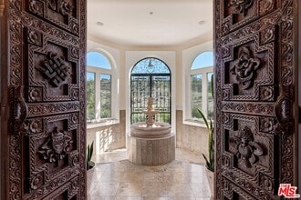 Building Photo - 10827 Pacific View Dr