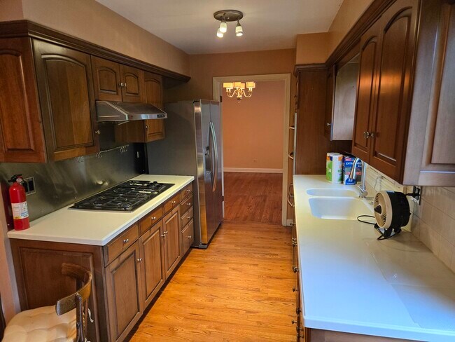 Building Photo - 2S663 Ave Normandy E