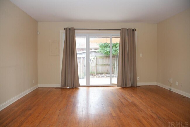 Building Photo - 5009 Hampton Dr