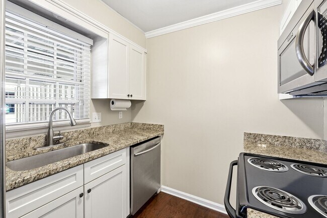 Foto del edificio - Renovated end-unit townhome in the Heart of Roswell