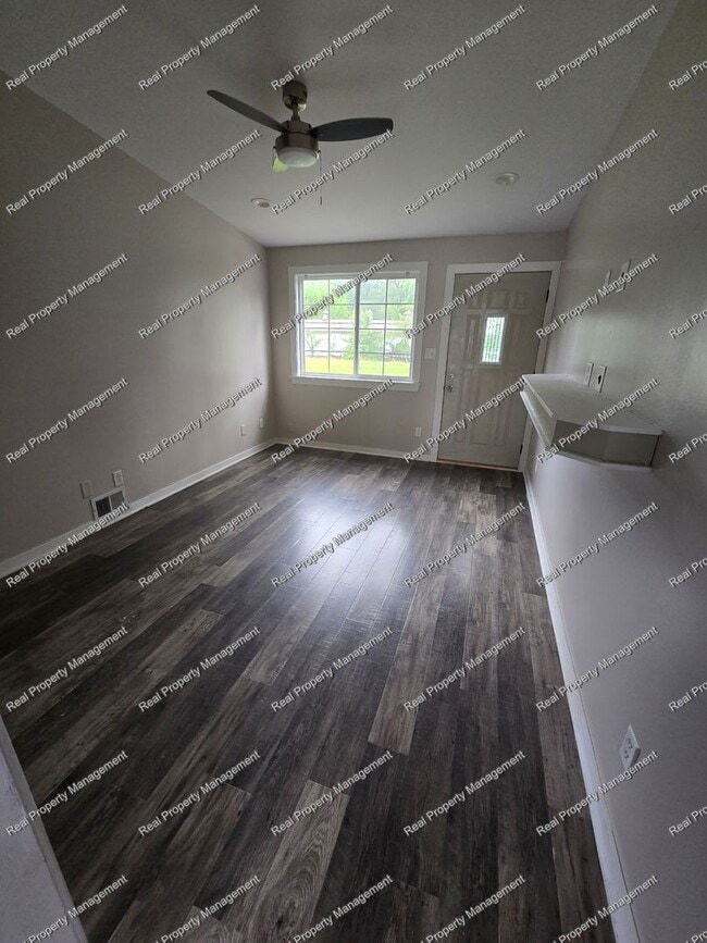 Building Photo - 2 Bedroom Duplex W/ Basement & Garage