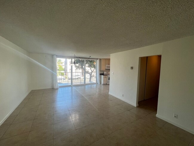 Foto del edificio - 2 Bedroom 2 Bath Spacious Condo For Rent in Long Beach Comes with Assigned Garage Space !