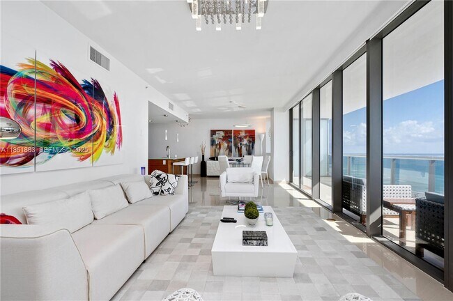 Foto del edificio - 5875 Collins Ave