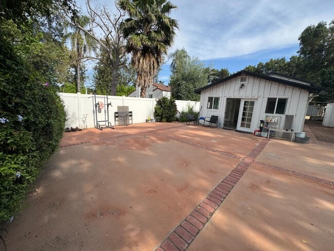 Building Photo - 5653 Calvin Ave