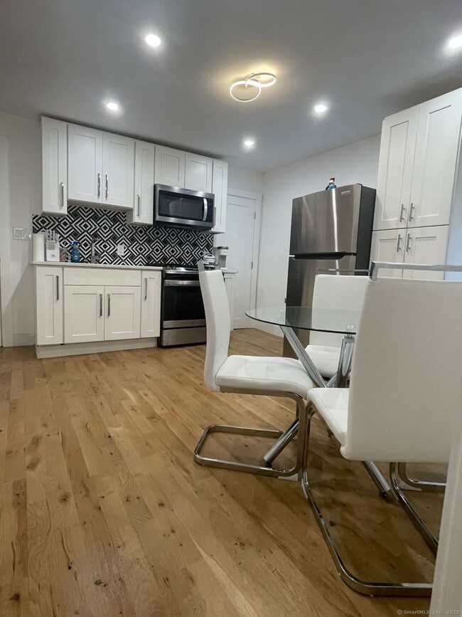Building Photo - 459 Blatchley Ave