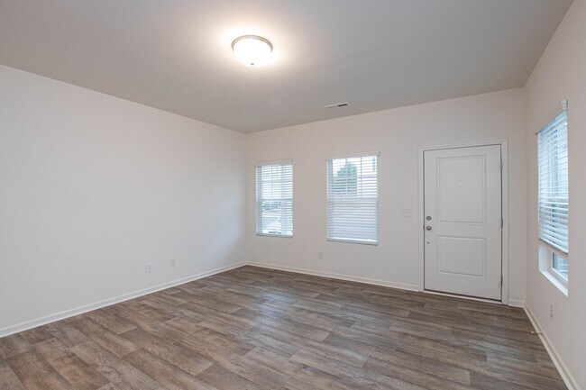 Foto del edificio - BEAUTIFUL 2 Bedroom Townhome in MIDLAND AV...