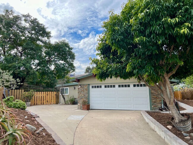 Foto del edificio - Very Spacious, Upgraded 3 Bedroom 2 Bath H...