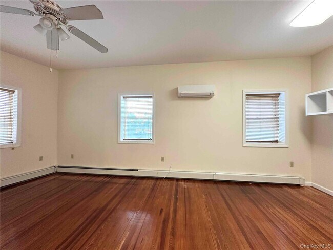 Foto del edificio - 503 Hicksville Rd