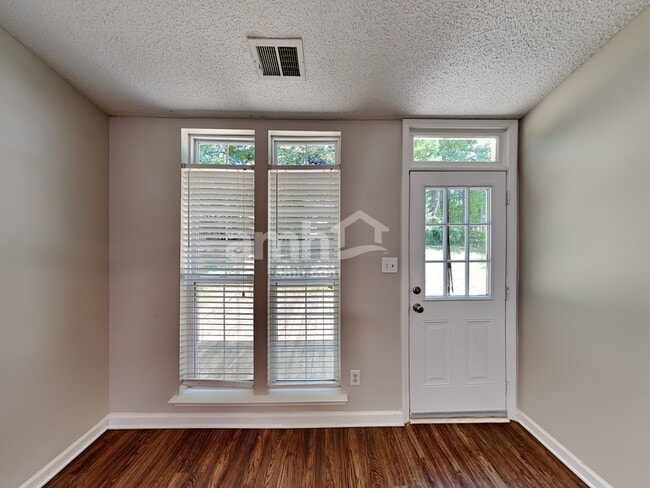 Foto del edificio - 1720 Silverberry Ct